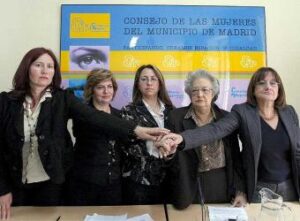 Las asociaciones de mujeres exigen a Aguirre que retire el Informe del CES sobre violencia de género