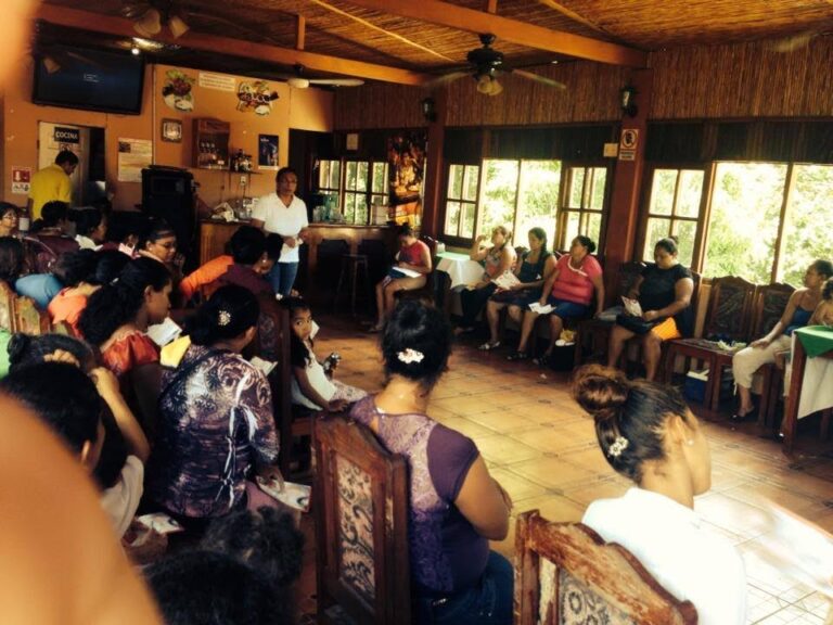 Charla Médica con las mujeres de las comunidades, previa al chequeo ginecológico