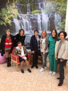 Fundación Mujeres informa del proyecto Cuidadanas en el Centro de Día para mayores Caramiña