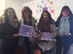 Asociaciones de Mujeres del Valle del Jerte hacen entrega a la Fundación Mujeres de un premio de reconocimiento por su lucha contra la violencia de género y realizan una aportación económica al Fondo de Becas Fiscal Soledad Cazorla Prieto.