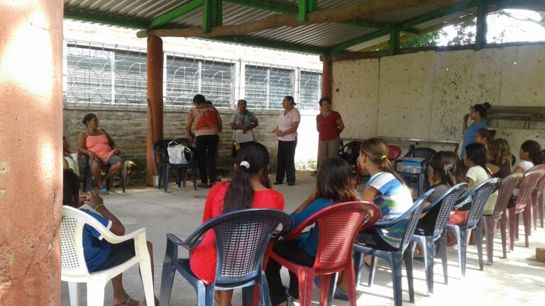 Mujeres jóvenes del occidente de El Salvador participan en un taller de refuerzo sobre derechos sexuales y reproductivos