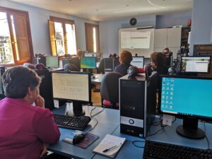 "Digitalizadas" en Colunga: Taller de habilidades digitales básicas