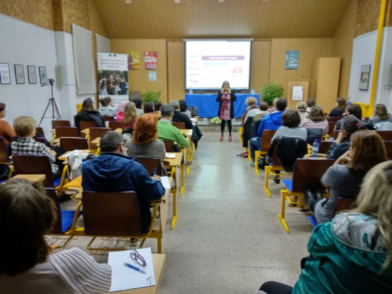 Profesorado de Cáceres y otros agentes se forman sobre el abordaje de la igualdad de género desde el ámbito educativo.