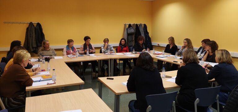 Fundación Mujeres organiza una mesa de diálogo entre cuidadoras y profesionales del ámbito de la dependencia.