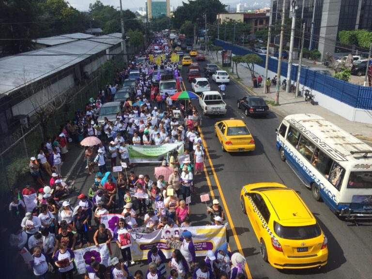 Marcha en contra de la violencia hacia las mujeres en El Salvador