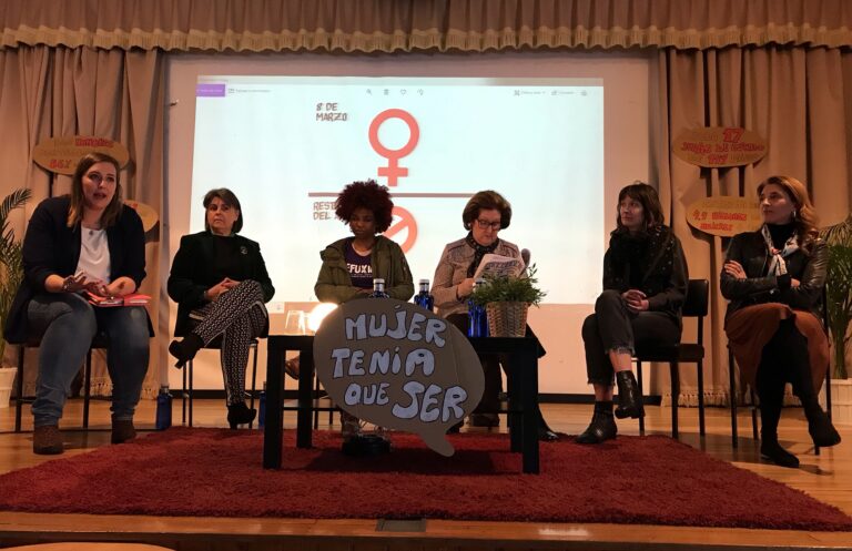 Fundación Mujeres acude ó CPR Plurilingüe Liceo La Paz para participar nunha mesa redonda sobre o feminismo e o papel das mulleres na sociedade actual