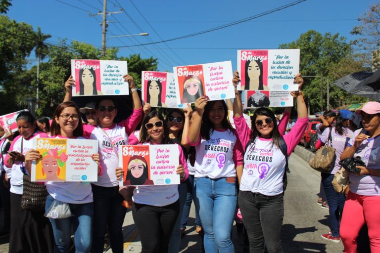 As mulleres do Salvador mobilízanse polos seus dereitos no marco do 8 de marzo