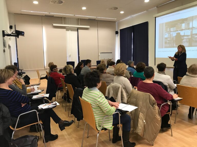 As coidadoras asisten a un obradoiro sobre o uso da medicación e primeiros auxilios.