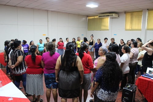 Las lideresas de varias comunidades de El Salvador participan en un taller de diversidad sexual