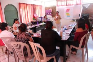 Mujeres de distintos departamentos del país se reúnen en San Salvador para participar en un taller de comunicación