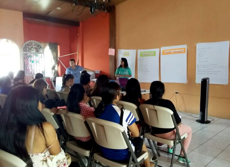 Intercambio de experiencias entre mujeres jóvenes de El Salvador