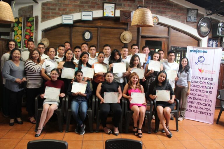 Entrega de diplomas al alumnado que realizó la formación en género en Cuscatlán (El Salvador)