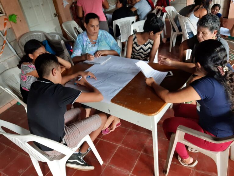 Alumnado de la Escuela Comunitaria Feminista de Larreynaga realizan estudios de investigación sobre las problemáticas de género en Nicaragua