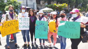 Mujeres salvadoreñas, marchan en favor de la despenalización del aborto