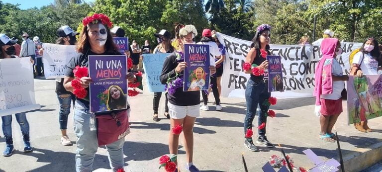 Campaña en El Salvador, en el Día Internacional de la Eliminación de la Violencia contra las Mujeres