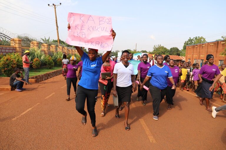 “Our Voice, Our Future”: centenares de mujeres de las zonas rurales de Jinja participan en una campaña para la Eliminación de la Violencia Contra la Mujer