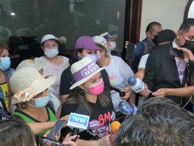 Trabajadoras domésticas de El Salvador introducen pieza de correspondencia para la propuesta de Ley de Trabajadoras del Hogar