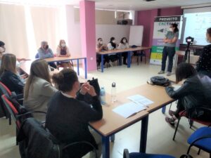 Intercambio de ideas, conocimientos y opiniones acerca de la Ludopatía en la juventud, en Cáceres.