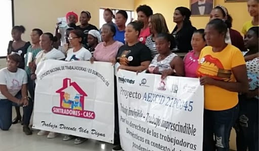 Un grupo de mujeres reciben formación sobre derechos laborales en la comunidad de Las Matas de Farfán