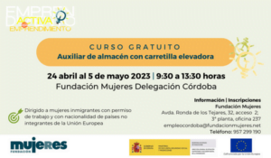 Auxiliar de almacén con carretilla elevadora