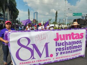 Jóvenes salvadoreñas participan en la marcha organizada en conmemoración del 8M