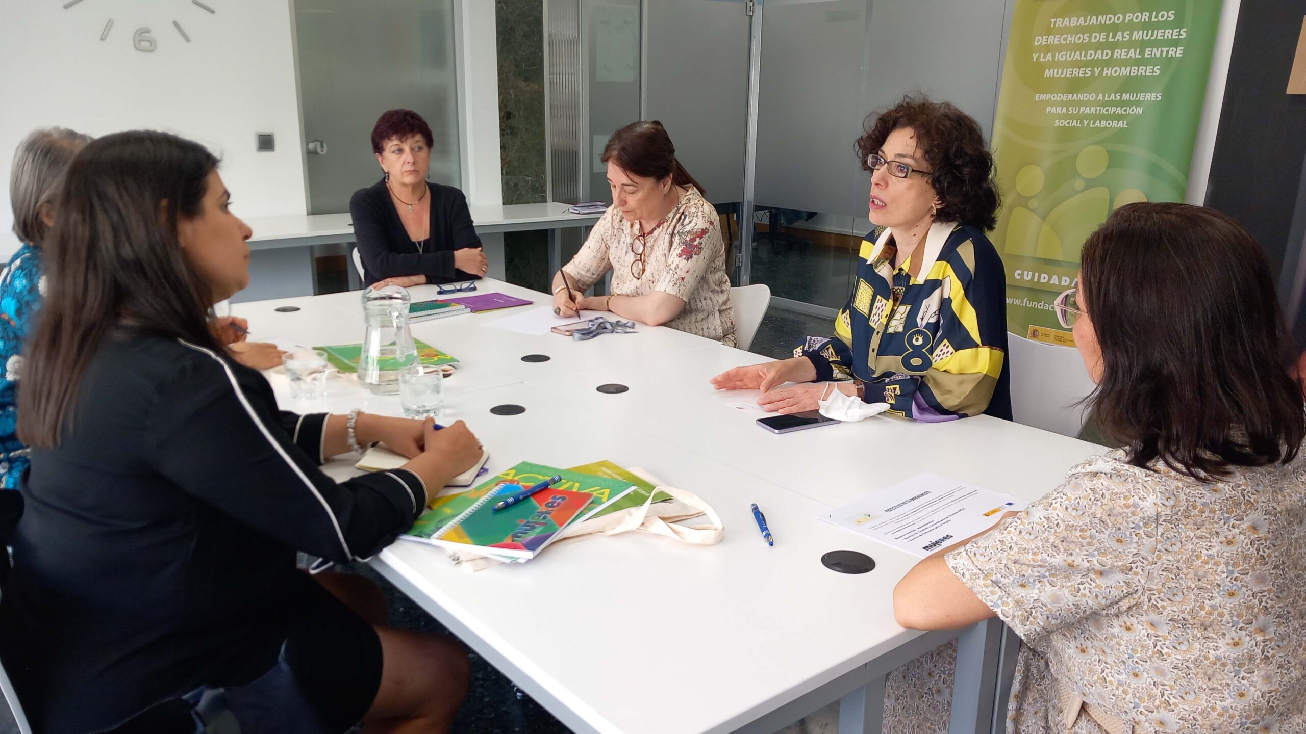 Fundación Mujeres recibe la visita de una representación diplomática de