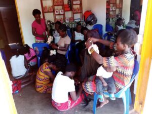 Abawala cruza el ecuador del proyecto con más de 180 madres adolescentes graduadas en peluquería