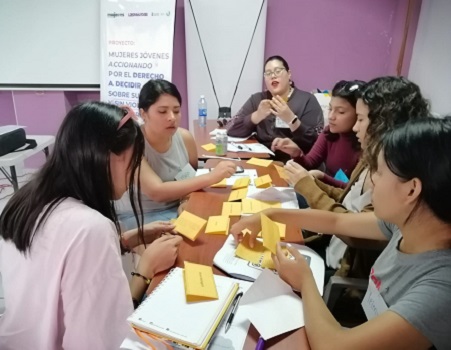 Mujeres jóvenes salvadoreñas participan en formaciones para mejorar su empoderamiento y participación política